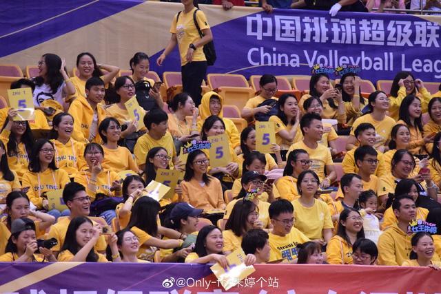  法兰克福球迷横幅致敬功勋队长罗德感动全场  