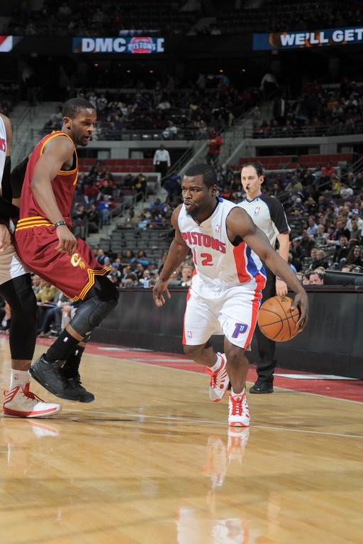 萨博尼斯两双表现步行者加时险胜活塞止住连败